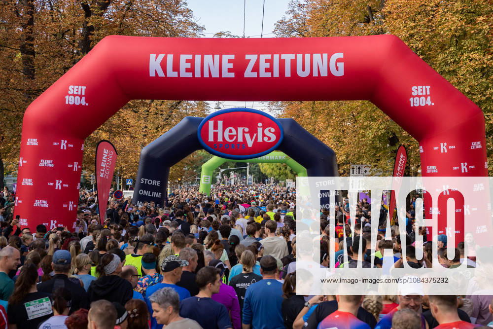 RUNNING - Graz Marathon 2026 GRAZ,AUSTRIA,11.OCT.26 - RUNNING - Graz Marathon. Image shows the start of the quarter marathon. GEPAxpictures xMatthiasxTrinkl