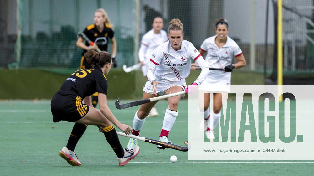 V.li.: Albane Garot (HTHC, 25), Marie Neumann (TSVMH, 24), Zweikampf, Spielszene, Duell, duel, tackle, tackling, Dynamik, Action, Aktion, 11.10.2026, Mannheim (Deutschland), Hockey, 1. Bundesliga, Damen, TSV Mannheim - Harvestehuder THC