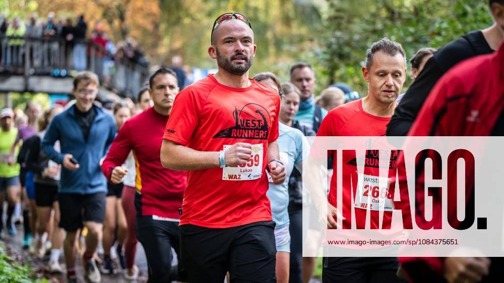 Rund 1800 Läufer begeben sich am Sonntagmorgen, 11.10.2026, im Rahmenprogramm des Mararthons am Baldeneysee auf eine gut 18 Kilometer lange Seerunde. Deutschland NRW Essen