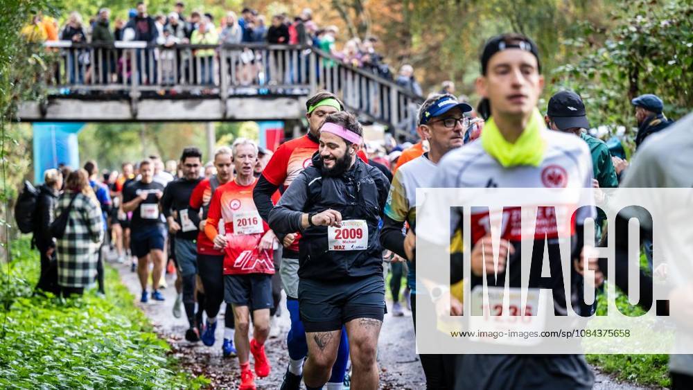 Rund 1800 Läufer begeben sich am Sonntagmorgen, 11.10.2026, im Rahmenprogramm des Mararthons am Baldeneysee auf eine gut 18 Kilometer lange Seerunde. Deutschland NRW Essen