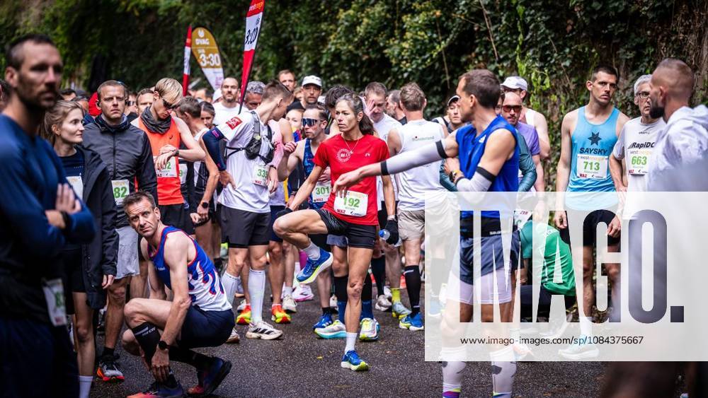 Rund 1800 Läufer begeben sich am Sonntagmorgen, 11.10.2026, im Rahmenprogramm des Mararthons am Baldeneysee auf eine gut 18 Kilometer lange Seerunde. Deutschland NRW Essen
