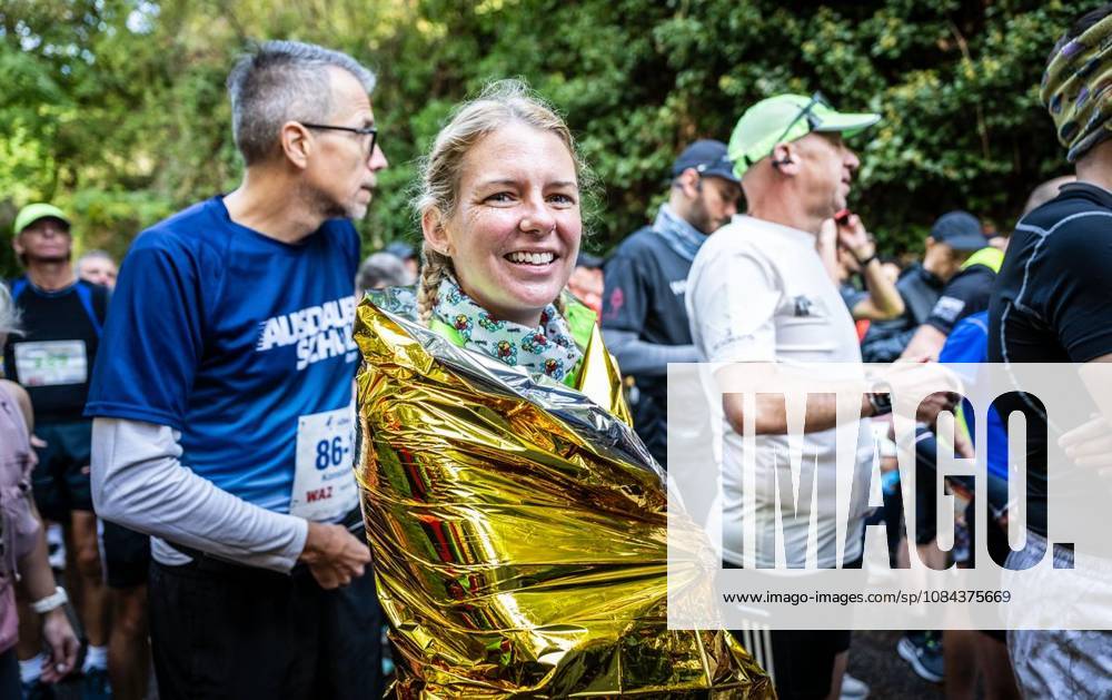 Rund 1200 Läufer begeben sich am Sonntagmorgen, 11.10.2026, beim Marathon am Baldeneysee auf eine doppelte Runde um den See. Deutschland NRW Essen