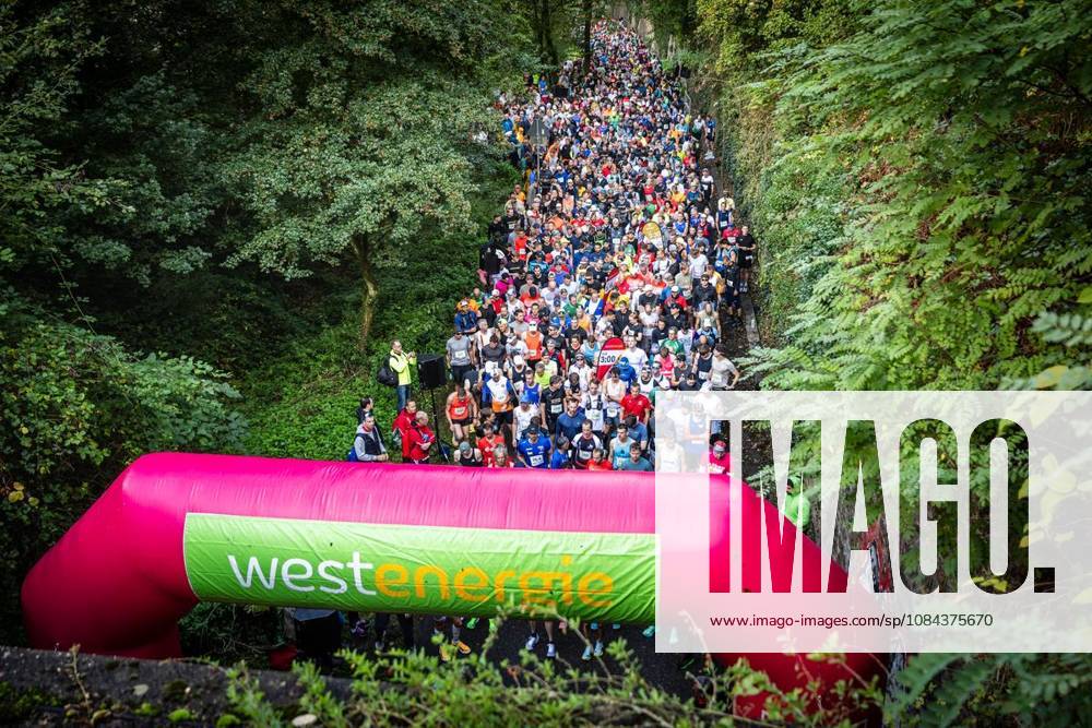 Rund 1200 Läufer begeben sich am Sonntagmorgen, 11.10.2026, beim Marathon am Baldeneysee auf eine doppelte Runde um den See. Deutschland NRW Essen