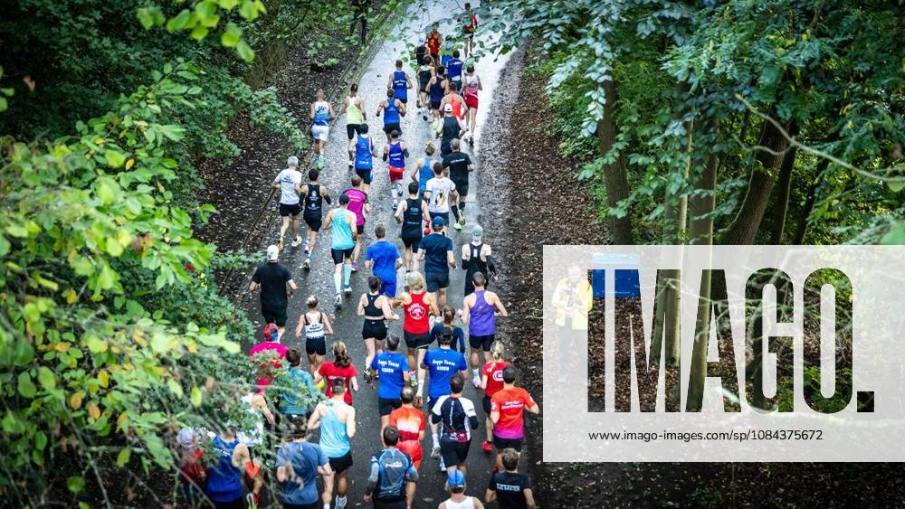 Rund 1200 Läufer begeben sich am Sonntagmorgen, 11.10.2026, beim Marathon am Baldeneysee auf eine doppelte Runde um den See. Deutschland NRW Essen