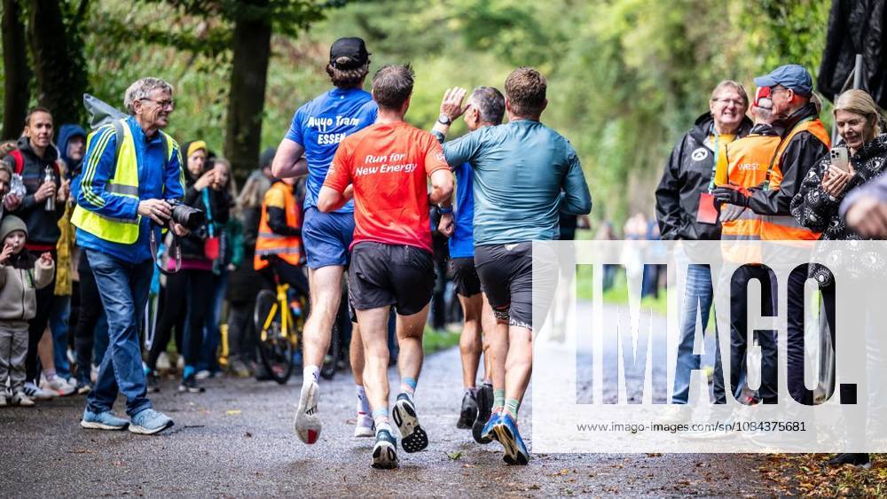 Rund 1200 Läufer begeben sich am Sonntagmorgen, 11.10.2026, beim Marathon am Baldeneysee auf eine doppelte Runde um den See. Deutschland NRW Essen