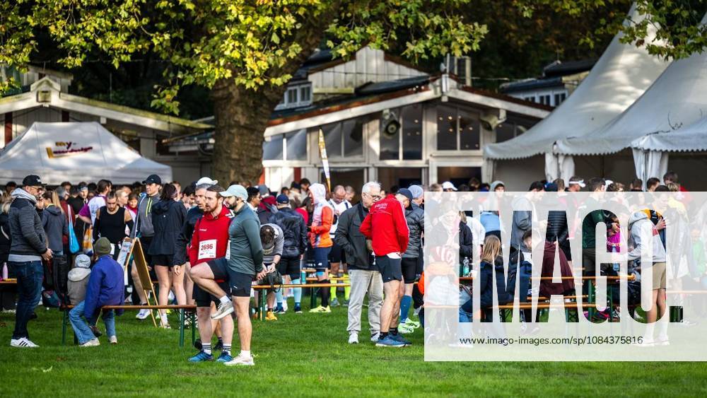 Rund 1800 Läufer begeben sich am Sonntagmorgen, 11.10.2026, im Rahmenprogramm des Mararthons am Baldeneysee auf eine gut 18 Kilometer lange Seerunde. Deutschland NRW Essen
