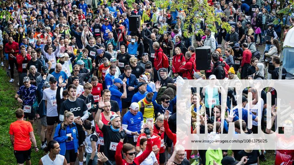 Rund 1800 Läufer begeben sich am Sonntagmorgen, 11.10.2026, im Rahmenprogramm des Mararthons am Baldeneysee auf eine gut 18 Kilometer lange Seerunde. Deutschland NRW Essen