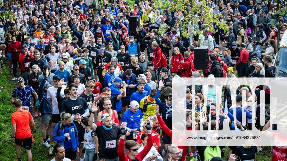 Rund 1800 Läufer begeben sich am Sonntagmorgen, 11.10.2026, im Rahmenprogramm des Mararthons am Baldeneysee auf eine gut 18 Kilometer lange Seerunde. Deutschland NRW Essen