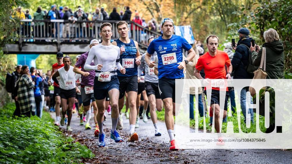 Rund 1800 Läufer begeben sich am Sonntagmorgen, 11.10.2026, im Rahmenprogramm des Mararthons am Baldeneysee auf eine gut 18 Kilometer lange Seerunde. Deutschland NRW Essen