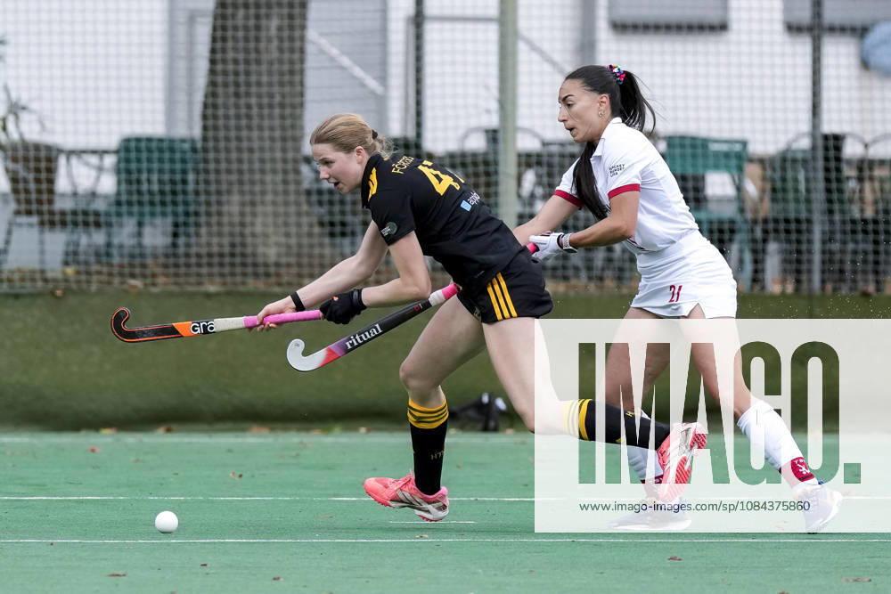 V.li.: Ella Förtsch (HTHC, 47), Agostina Lovagnini (TSVMH, 21), Zweikampf, Spielszene, Duell, duel, tackle, tackling, Dynamik, Action, Aktion, 11.10.2026, Mannheim (Deutschland), Hockey, 1. Bundesliga, Damen, TSV Mannheim - Harvestehuder THC