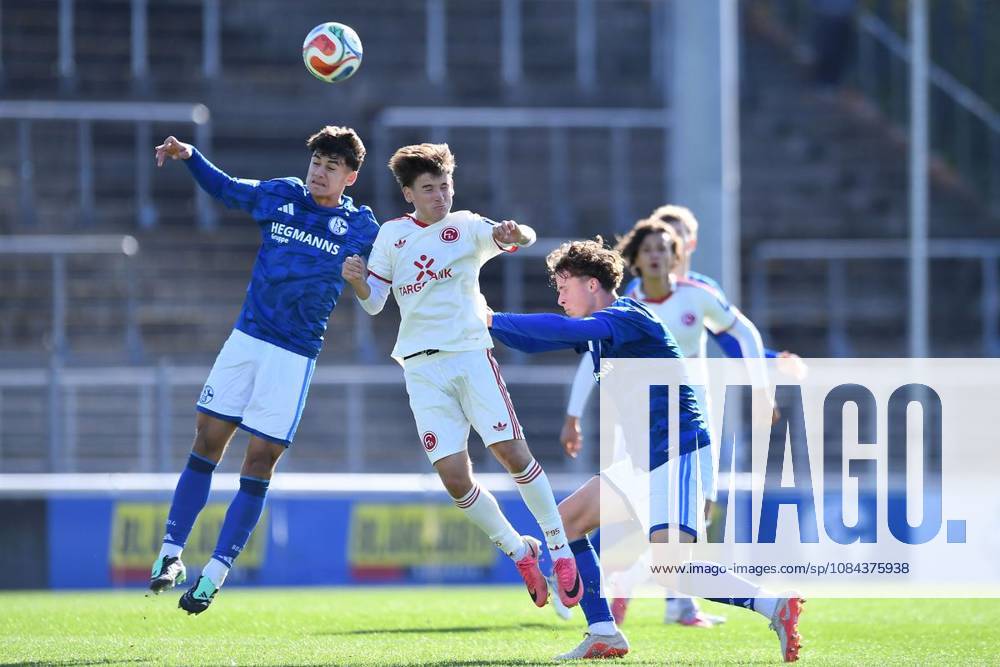 Fußball U19 DFB-Nachwuchsliga - Vorrunde Gruppe H 7.SPIELTAG: Schalke 04 U19 - Fortuna Düsseldorf U19 am 11.10.2026 im Parkstadion in Gelsenkirchen Arian Güzel ( Schalke 04 U19 ), links - Leonidas Vassiliadis ( Fortuna Düsseldorf U19 ), mitte - Lasse Deutschbein ( Schalke 04 U19 ), rechts Deutschland Nordrhein-Westfalen Gelsenkirchen
