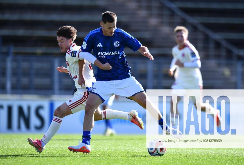 Fußball U19 DFB-Nachwuchsliga - Vorrunde Gruppe H 7.SPIELTAG: Schalke 04 U19 - Fortuna Düsseldorf U19 am 11.10.2026 im Parkstadion in Gelsenkirchen Florim Selmani ( Fortuna Düsseldorf U19 ), links - Laurin Zhushi ( Schalke 04 U19 ), rechts Deutschland Nordrhein-Westfalen Gelsenkirchen