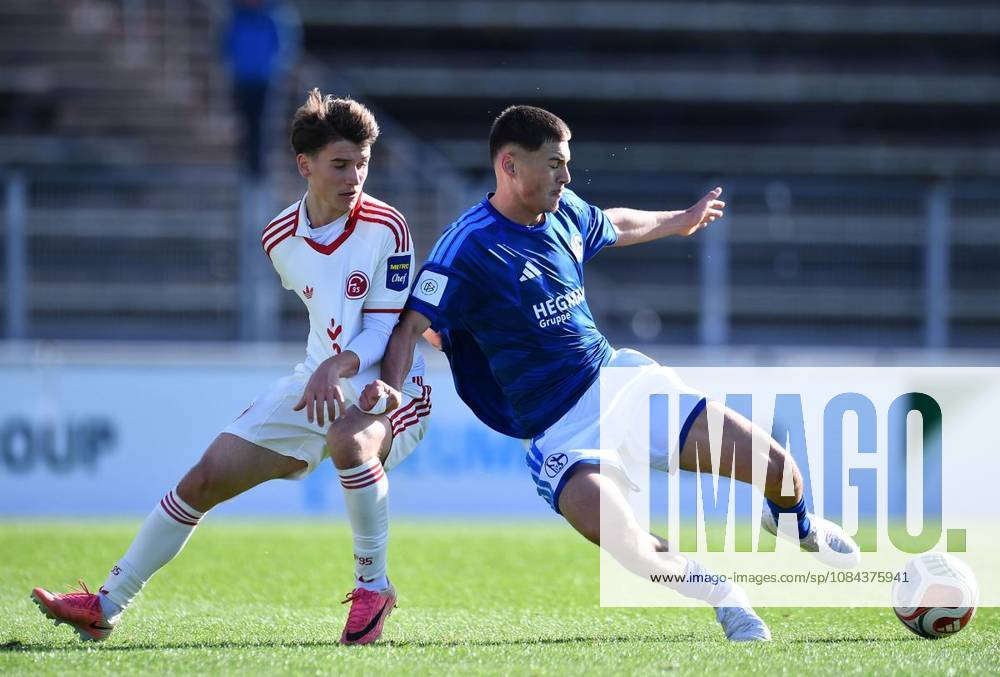 Fußball U19 DFB-Nachwuchsliga - Vorrunde Gruppe H 7.SPIELTAG: Schalke 04 U19 - Fortuna Düsseldorf U19 am 11.10.2026 im Parkstadion in Gelsenkirchen Florim Selmani ( Fortuna Düsseldorf U19 ), links - Laurin Zhushi ( Schalke 04 U19 ), rechts Deutschland Nordrhein-Westfalen Gelsenkirchen