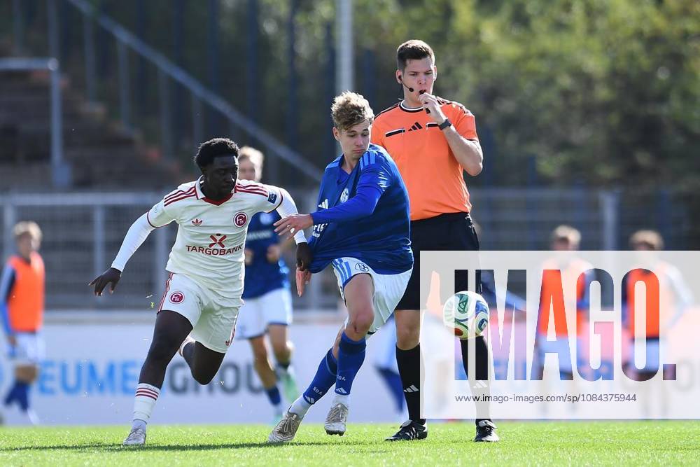 Fußball U19 DFB-Nachwuchsliga - Vorrunde Gruppe H 7.SPIELTAG: Schalke 04 U19 - Fortuna Düsseldorf U19 am 11.10.2026 im Parkstadion in Gelsenkirchen Adnane Tchatakpara ( Fortuna Düsseldorf U19 ), links - Noah Timur Candir ( Schalke 04 U19 ), rechts Deutschland Nordrhein-Westfalen Gelsenkirchen