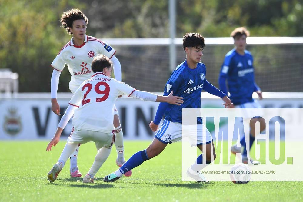 Fußball U19 DFB-Nachwuchsliga - Vorrunde Gruppe H 7.SPIELTAG: Schalke 04 U19 - Fortuna Düsseldorf U19 am 11.10.2026 im Parkstadion in Gelsenkirchen Florim Selmani ( Fortuna Düsseldorf U19 ), links - Arian Güzel ( Schalke 04 U19 ), rechts Deutschland Nordrhein-Westfalen Gelsenkirchen