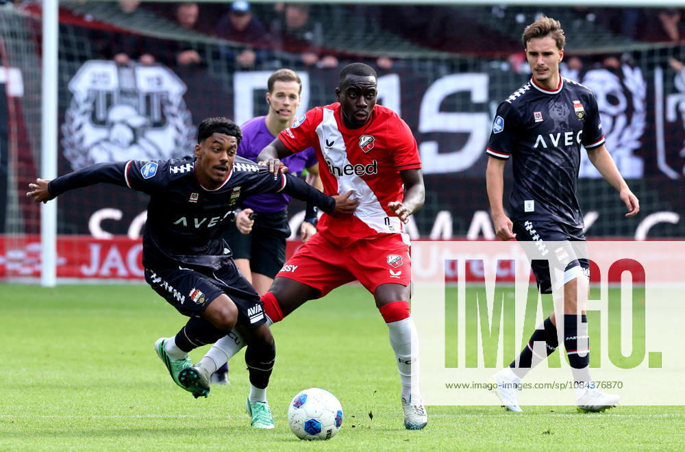 UTRECHT - FC Utrecht forward Yoan Cathline with Willem II forward Jaden Slory during the Vriendenloterij Eredivisie match between FC Utrecht and Willem II at Stadion Galgenwaard on 11 October 2026 in Utrecht, Nederland. PETER LOUS EYE4IMAGES DeFodi Images -