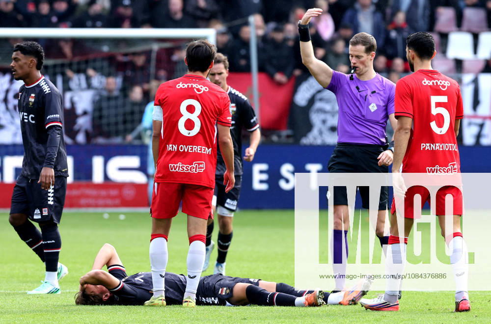 UTRECHT - referee Jannick van der Laan during the Vriendenloterij Eredivisie match between FC Utrecht and Willem II at Stadion Galgenwaard on 11 October 2026 in Utrecht, Netherlands. PETER LOUS EYE4IMAGES DeFodi Images -