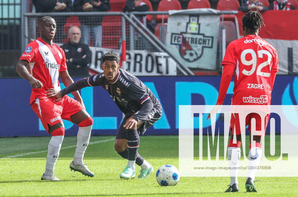 UTRECHT - FC Utrecht forward Yoan Cathline with Willem II forward Jaden Slory during the Vriendenloterij Eredivisie match between FC Utrecht and Willem II at Stadion Galgenwaard on 11 October 2026 in Utrecht, Netherlands. PETER LOUS EYE4IMAGES DeFodi Images -