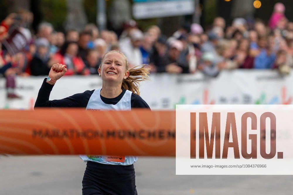 München Marathon 2026; München, 11.10.2026 Nina REUTER (GER Frankfurt Athletics) gewinnt in einer Zeit von 02:32:01 den München Marathon 2026. Die Vorjahressiegerin konnte ihrer Favorittenrolle gerecht werden. und feiert den zweiten Sieg in Folge; München