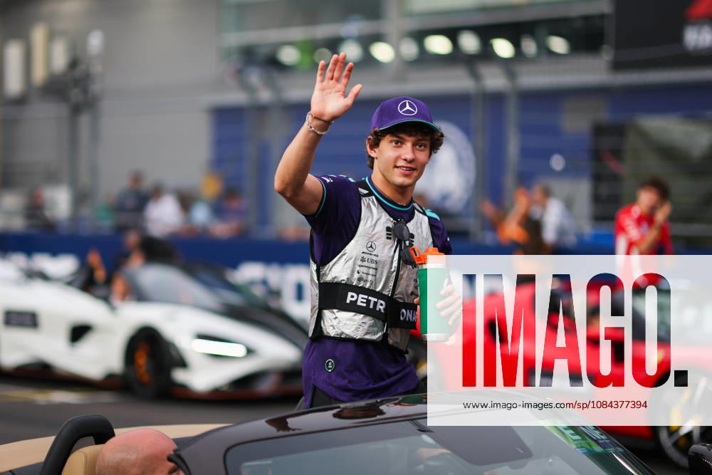 F1 - SINGAPORE GRAND PRIX 2026 drivers parade KIMI ANTONELLI Andrea (ita), Mercedes AMG F1 Team W17, portrait during the 2026 Formula 1 Singapore Grand Prix, 17th round of the 2026 Formula One World Championship, WM, Weltmeisterschaft from October 9 to 11, 2026 on the Marina Bay Street Circuit, in Singapore, Singapore - SingaporeSingapore