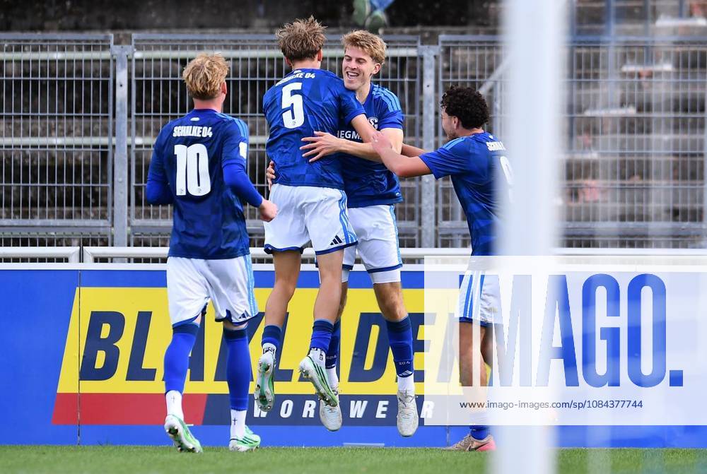 Fußball U19 DFB-Nachwuchsliga - Vorrunde Gruppe H 7.SPIELTAG: Schalke 04 U19 - Fortuna Düsseldorf U19 am 11.10.2026 im Parkstadion in Gelsenkirchen Philipp Kanzok ( Schalke 04 U19 ), mitte freut sich über das 1.0 Deutschland Nordrhein-Westfalen Gelsenkirchen
