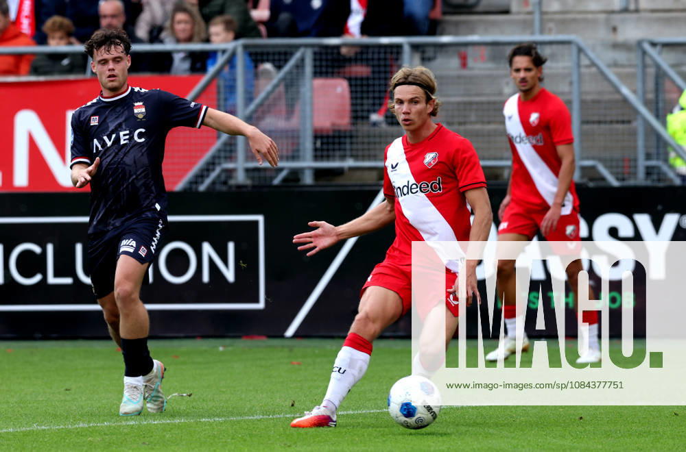 UTRECHT - FC Utrecht defender Matisse Didden with Willem II midfielder Vito van Crooij during the Vriendenloterij Eredivisie match between FC Utrecht and Willem II at Stadion Galgenwaard on 11 October 2026 in Utrecht, Nederland. PETER LOUS EYE4IMAGES DeFodi Images -