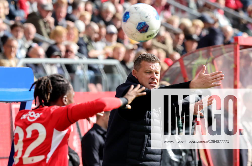 UTRECHT - Willem II coach John Stegeman during the Vriendenloterij Eredivisie match between FC Utrecht and Willem II at Stadion Galgenwaard on 11 oktober 2026 in Utrecht, Nederland. PETER LOUS EYE4IMAGES DeFodi Images -