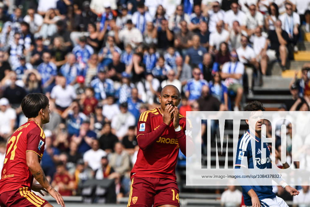 Donyell Malen of AS Roma react during the Serie A soccer match between Como Calcio and AS Roma at the Giuseppe Sinigaglia stadium in Como, north Italy - October 11, 2026 - Soccer.