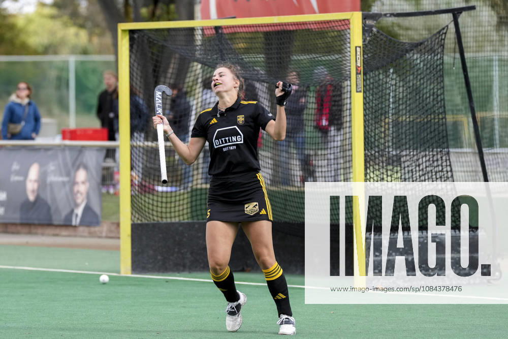 Torschützin Isabel von Gersum (HTHC, 55), jubelt über das Tor zum 11:12 Endstand n.P. , Jubel, jubeln, Torjubel, Torerfolg, celebrate the goal, goal, celebration, jubelt ueber das Tor, Freuen, Freude, freut sich, optimistisch, positiv, Spielszene, Highlight, Freisteller, Ganzkörper, Einzelbild, Einzelfoto, Aktion, Action, Penalty shoot-out, Penaltyschießen, Shootout, Entscheidung, 11.10.2026, Mannheim (Deutschland), Hockey, 1. Bundesliga, Damen, TSV Mannheim - Harvestehuder THC