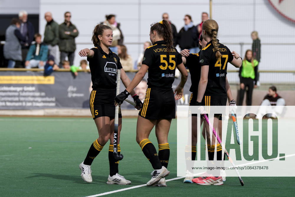 V.li.: Emilia Landshut (HTHC, 5), Isabel von Gersum (HTHC, 55), Philin Bolle (HTHC, 6), Ella Förtsch (HTHC, 47), Spielerinnen vom Harvestehuder THC (HTHC), Jubel über den Punktgewinn nach dem Penalty shoot-out, Penaltyschießen, Shootout, Freude über den Extrapunkt, jubelt, jubeln, fröhlich, optimistisch, Action, Aktion, 11.10.2026, Mannheim (Deutschland), Hockey, 1. Bundesliga, Damen, TSV Mannheim - Harvestehuder THC