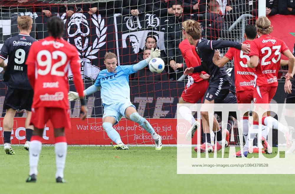 UTRECHT - Willem II goalkeeper Thomas Maxime Delanghe makes a goal-line save during the Vriendenloterij Eredivisie match between FC Utrecht and Willem II at Stadion Galgenwaard on 11 October 2026 in Utrecht, Netherlands. PETER LOUS EYE4IMAGES DeFodi Images -