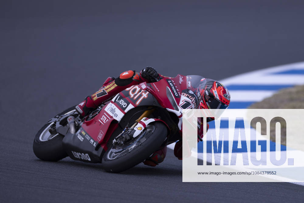 ESTORIL, PORTUGAL - OCTOBER 11: Nicolo Bulega of Italy and Aruba.it Racing - Ducati competes during the Superpole Race during day three of the World Superbikes Estoril Round at Circuito Estoril on October 11, 2026 in Estoril, Portugal Cascais Portugal - ZUMAl192 20261011_zsp_l192_021