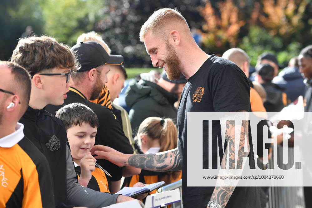 Hull City v Everton, Premier League Hull City forward Oliver McBurnie (9) arrive at Hull City MKM stadium before the Premier League match between Hull City and Everton at the MKM Stadium, Kingston upon Hull, UK on 11 October 2026. Kingston upon Hull MKM Stadium East Riding of Yorkshire UK Editorial use only DataCo restrictions apply See www.football-dataco.com ,