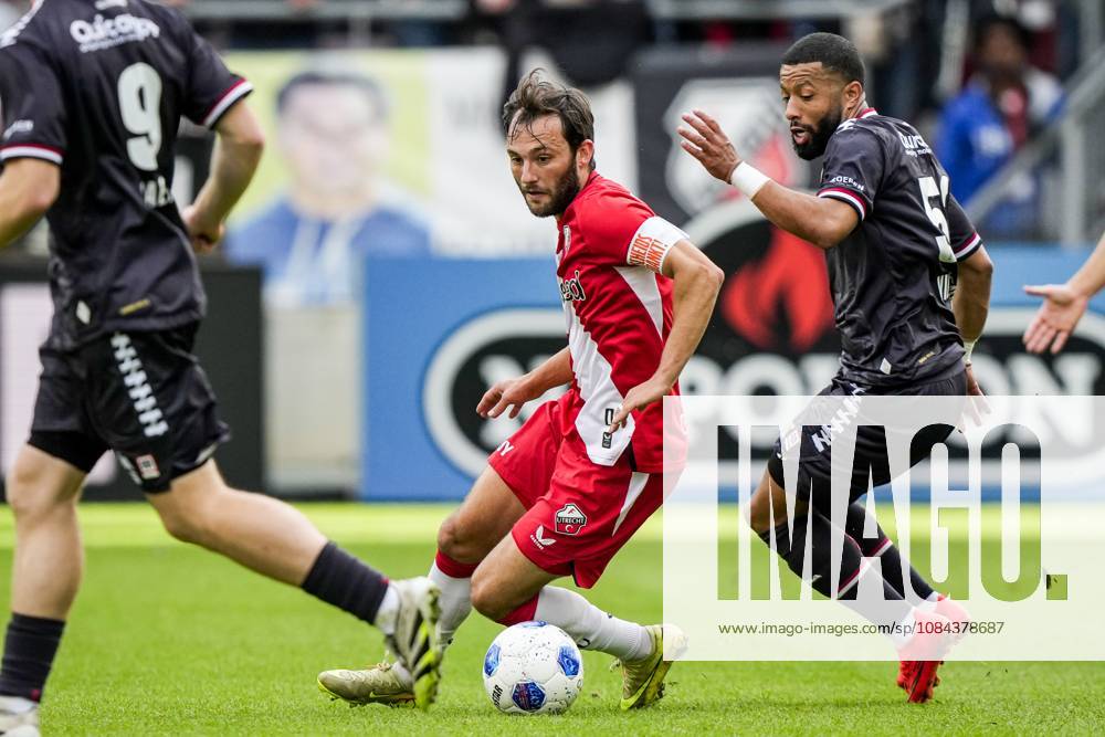 UTRECHT - (lr) Joris van Overeem of FC Utrecht, Tonny Vilhena of Willem II during the Dutch Eredivisie match between FC Utrecht and Willem II at Galgenwaard Stadium on 11 October 2026 in Utrecht, the Netherlands. TOBIAS KLEUVER ANP Eredivisie 2026 27 ANPxSportx IVx 572119399 originalFilename: 572119399