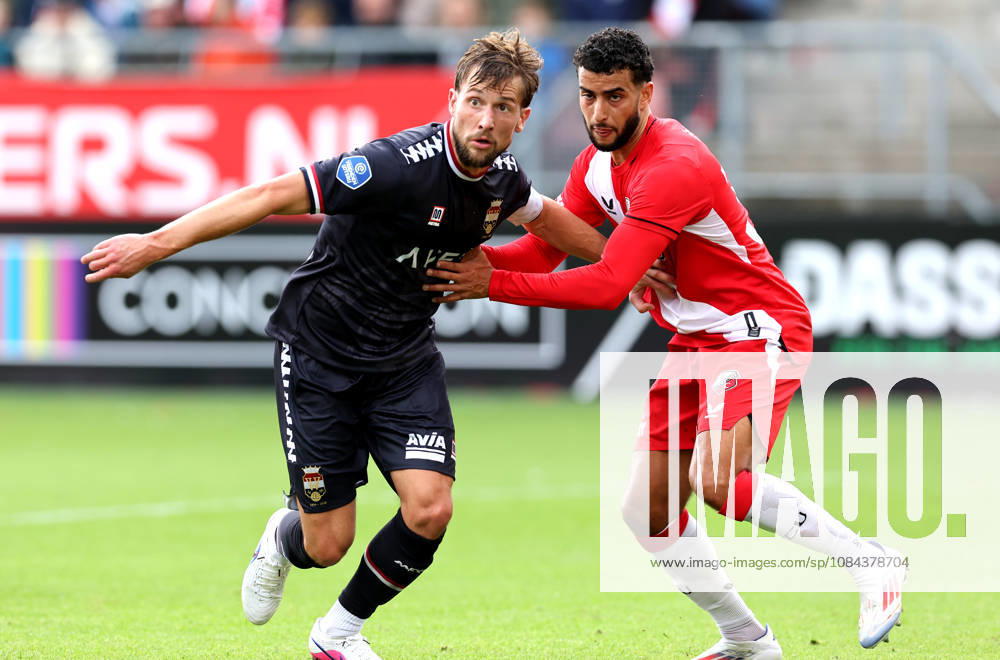 UTRECHT - Willem II defender Hidde Ter Avest with FC Utrecht midfielder Oualid Agougil during the Vriendenloterij Eredivisie match between FC Utrecht and Willem II at Stadion Galgenwaard on 11 October 2026 in Utrecht, Nederland. PETER LOUS EYE4IMAGES DeFodi Images -