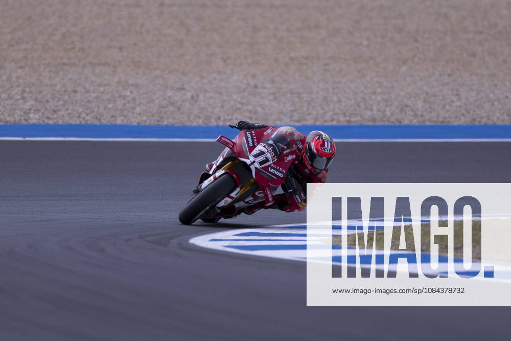 ESTORIL, PORTUGAL - OCTOBER 11: Nicolo Bulega of Italy and Aruba.it Racing - Ducati competes during the Superpole Race during day three of the World Superbikes Estoril Round at Circuito Estoril on October 11, 2026 in Estoril, Portugal Cascais Portugal - ZUMAl192 20261011_zsp_l192_036