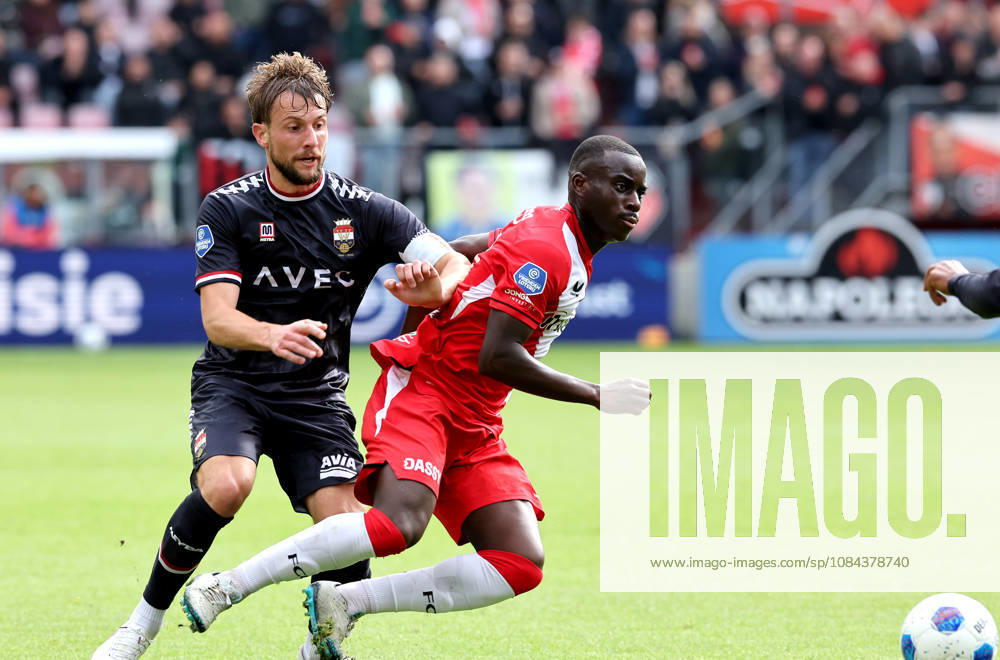 UTRECHT - Willem II defender Hidde Ter Avest with FC Utrecht forward Yoan Cathline during the Vriendenloterij Eredivisie match between FC Utrecht and Willem II at Stadion Galgenwaard on 11 October 2026 in Utrecht, Nederland. PETER LOUS EYE4IMAGES DeFodi Images -
