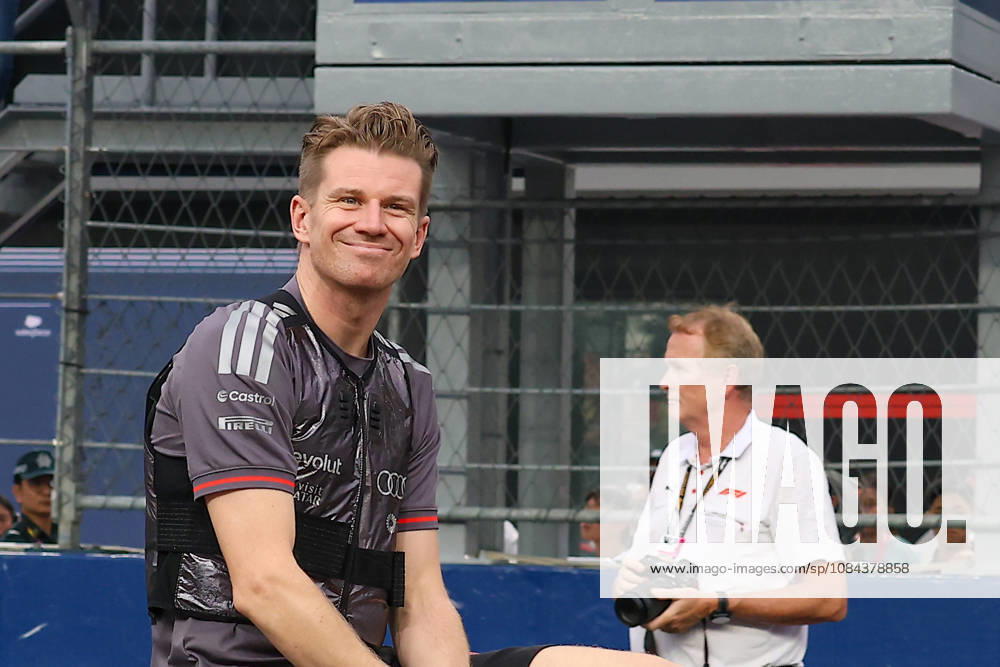 2026 Formula 1 Singapore Grand Prix SINGAPORE - OCTOBER 11: Audi driver Nico Hulkenberg during the Drivers Parade at the Formula One Grand Prix of Singapore, at the Marina Bay Street Circuit in Singapore, on October 11, 2026. The upcoming main race will span 62 laps, with drivers competing in intense tropical heat and extreme humidity on a track featuring a relentless layout of 19 corners and minimal straightaways. Daniel Ceng Anadolu Singapore Singapore. Editorial use only. Please get in touch for any other usage.