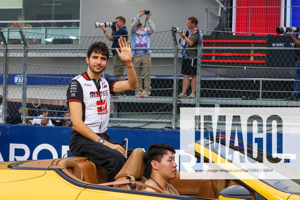 2026 Formula 1 Singapore Grand Prix SINGAPORE - OCTOBER 11: Haas driver Esteban Ocon during the Drivers Parade at the Formula One Grand Prix of Singapore, at the Marina Bay Street Circuit in Singapore, on October 11, 2026. The upcoming main race will span 62 laps, with drivers competing in intense tropical heat and extreme humidity on a track featuring a relentless layout of 19 corners and minimal straightaways. Daniel Ceng Anadolu Singapore Singapore. Editorial use only. Please get in touch for any other usage.