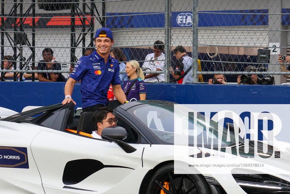 2026 Formula 1 Singapore Grand Prix SINGAPORE - OCTOBER 11: McLaren driver Lando Norris during the Drivers Parade at the Formula One Grand Prix of Singapore, at the Marina Bay Street Circuit in Singapore, on October 11, 2026. The upcoming main race will span 62 laps, with drivers competing in intense tropical heat and extreme humidity on a track featuring a relentless layout of 19 corners and minimal straightaways. Daniel Ceng Anadolu Singapore Singapore. Editorial use only. Please get in touch for any other usage.