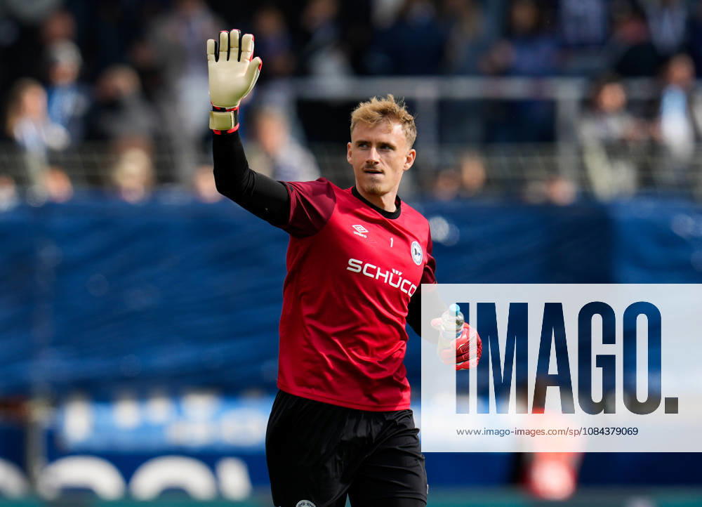 Jonas Thomas Kersken (DSC Arminia Bielefeld, 1) vor dem Spiel. GER, VfL Bochum 1848 vs DSC Arminia Bielefeld, 2. Bundesliga, 7. Spieltag, Saison 2026-27, Vonovia Ruhrstadion, Bochum, 11.10.2026 DFL REGULATIONS PROHIBIT ANY USE OF PHOTOGRAPHS AS IMAGE SEQUENCES AND OR QUASI-VIDEO VfL Bochum 1848 vs DSC Arminia Bielefeld, 2. Bundesliga, 7. Spieltag, Saison 2026-27, 11.10.2026 Bochum