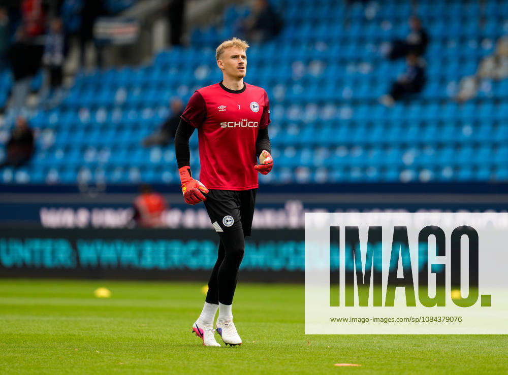 Jonas Thomas Kersken (DSC Arminia Bielefeld, 1) waermt sich vor dem Spiel auf. GER, VfL Bochum 1848 vs DSC Arminia Bielefeld, 2. Bundesliga, 7. Spieltag, Saison 2026-27, Vonovia Ruhrstadion, Bochum, 11.10.2026 DFL REGULATIONS PROHIBIT ANY USE OF PHOTOGRAPHS AS IMAGE SEQUENCES AND OR QUASI-VIDEO VfL Bochum 1848 vs DSC Arminia Bielefeld, 2. Bundesliga, 7. Spieltag, Saison 2026-27, 11.10.2026 Bochum