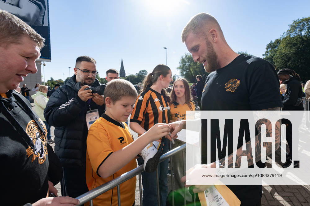 Hull City v Everton Premier League Oliver McBurnie of Hull City arrives at the MKM Stadium, Hull ahead of the Premier League match between Hull City and Everton. 11 10 2026 UK Newspapers OUT