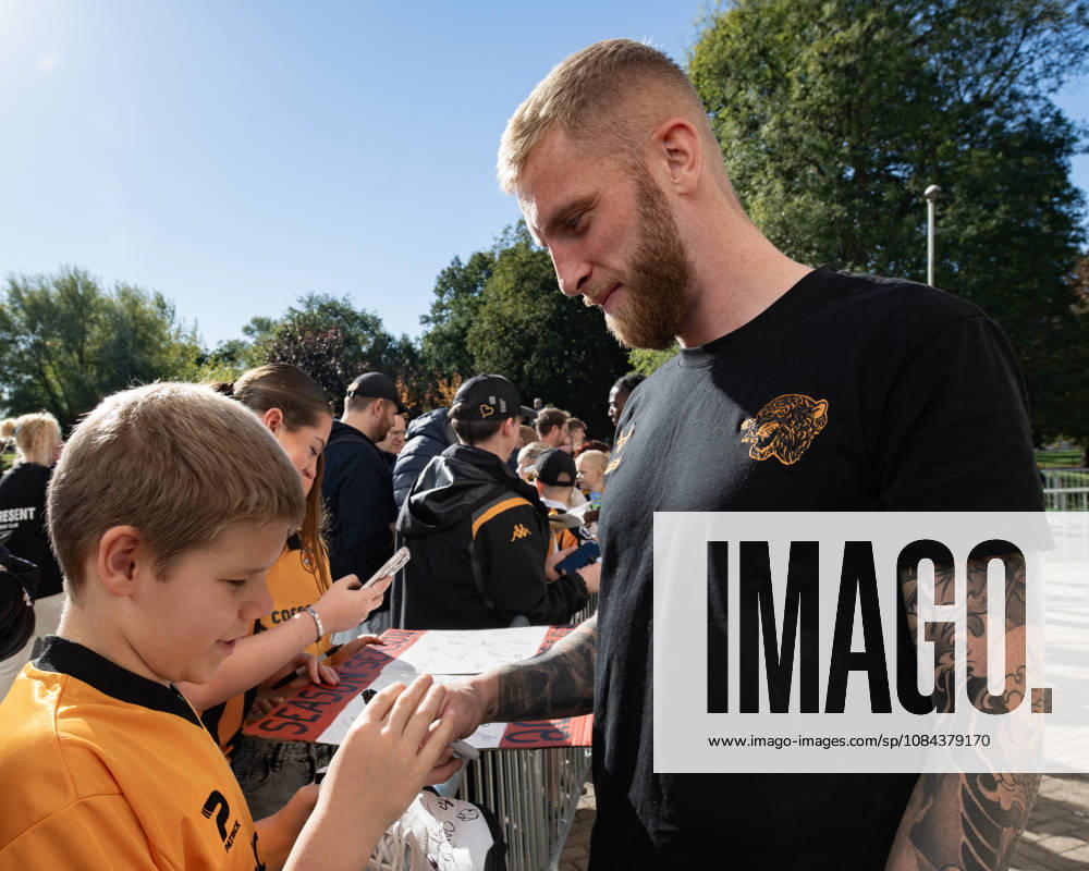 Hull City v Everton Premier League Oliver McBurnie of Hull City arrives at the MKM Stadium, Hull ahead of the Premier League match between Hull City and Everton. 11 10 2026 UK Newspapers OUT