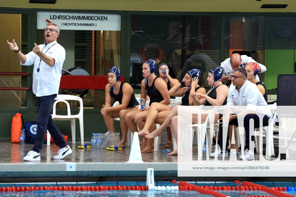 GER, DEU, Deutschland Wasserball Frauen ,Wasserball Champion League Qualifikation, Saison 2026, Berlin, Spandau 04 vs. Pallanuoto Trieste Choach Paolo Zizza ( Pallanuoto Triest ), Triester-Spielerbank nordphoto GmbH Engler Berlin Schwimmhalle-Schoeneberg Berlin Deutschland