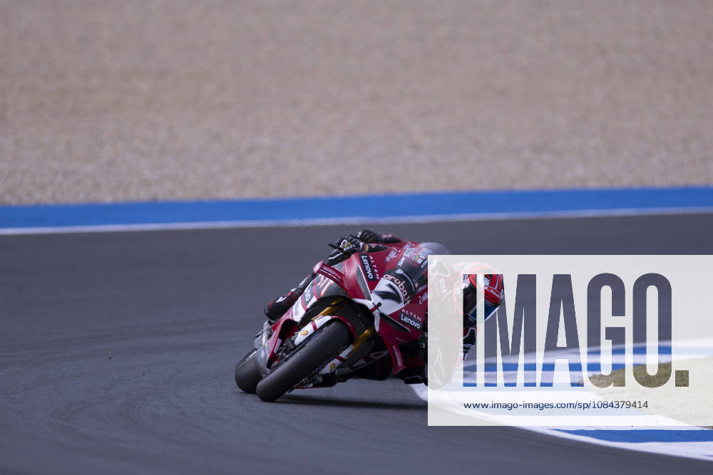 ESTORIL, PORTUGAL - OCTOBER 11: Iker Lecuona of Spain and Aruba.it Racing - Ducati competes during the Superpole Race during day three of the World Superbikes Estoril Round at Circuito Estoril on October 11, 2026 in Estoril, Portugal Cascais Portugal - ZUMAl192 20261011_zsp_l192_080