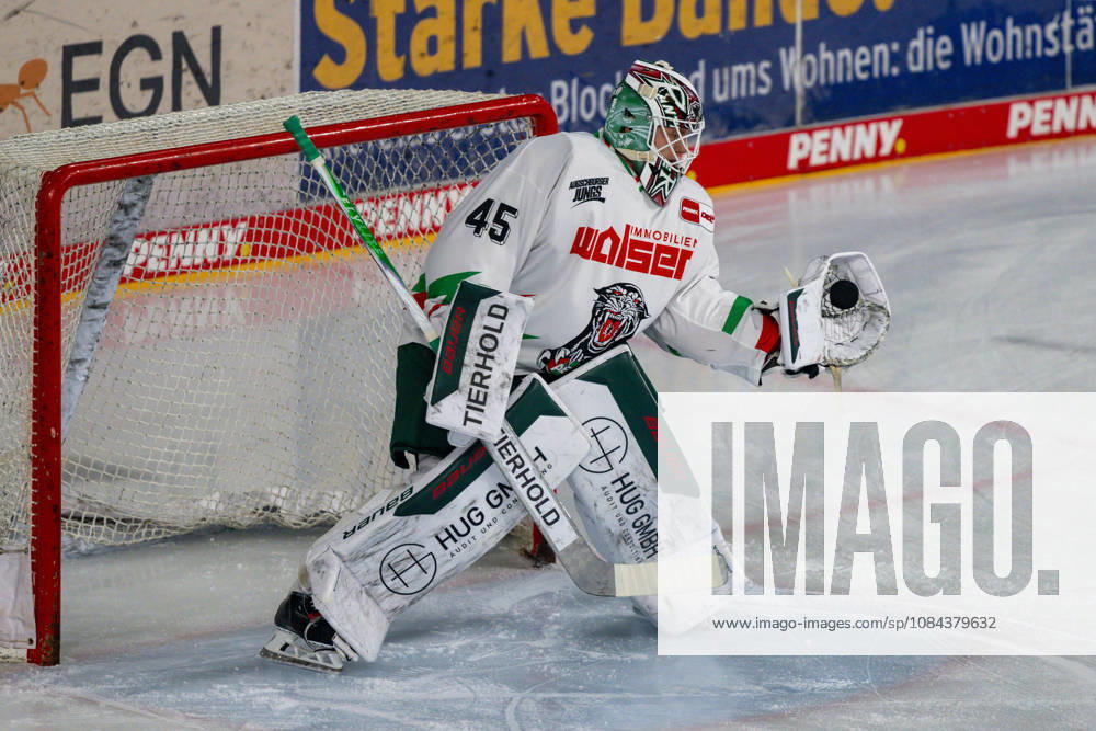 Tobias Ancicka (Augsburger Panther, 45) hat den Puk sicher gefangen. Krefeld Pinguine vs. Augsburger Panther, Eishockey, Penny DEL, 08. Spieltag, Saison 2026 2027, 11.10.2026 Krefeld Pinguine vs. Augsburger Panther, Eishockey, Penny DEL, 08. Spieltag, Saison 2026 2027, 11.10.2026 Krefeld