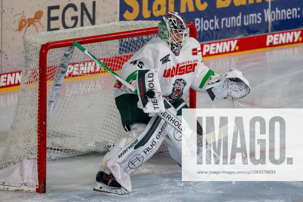 Tobias Ancicka (Augsburger Panther, 45) wehrt den Puk mit seinem Schoner ab. Krefeld Pinguine vs. Augsburger Panther, Eishockey, Penny DEL, 08. Spieltag, Saison 2026 2027, 11.10.2026 Krefeld Pinguine vs. Augsburger Panther, Eishockey, Penny DEL, 08. Spieltag, Saison 2026 2027, 11.10.2026 Krefeld