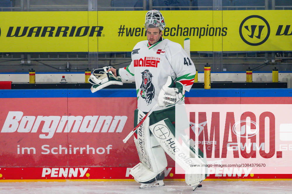 Peyton Jones (Augsburger Panther, 41) hat sich noch einmal erfrischt. Krefeld Pinguine vs. Augsburger Panther, Eishockey, Penny DEL, 08. Spieltag, Saison 2026 2027, 11.10.2026 Krefeld Pinguine vs. Augsburger Panther, Eishockey, Penny DEL, 08. Spieltag, Saison 2026 2027, 11.10.2026 Krefeld