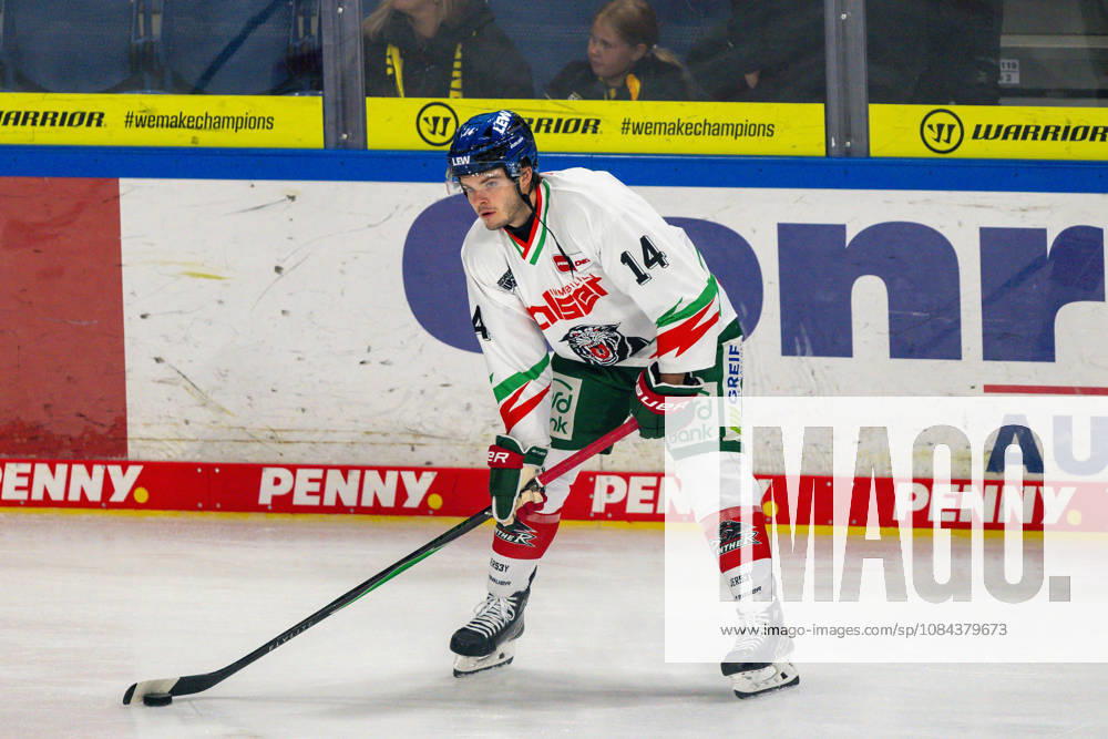 Donald D.J. Busdeker (Augsburger Panther, 14) will den Puk quer legen. Krefeld Pinguine vs. Augsburger Panther, Eishockey, Penny DEL, 08. Spieltag, Saison 2026 2027, 11.10.2026 Krefeld Pinguine vs. Augsburger Panther, Eishockey, Penny DEL, 08. Spieltag, Saison 2026 2027, 11.10.2026 Krefeld